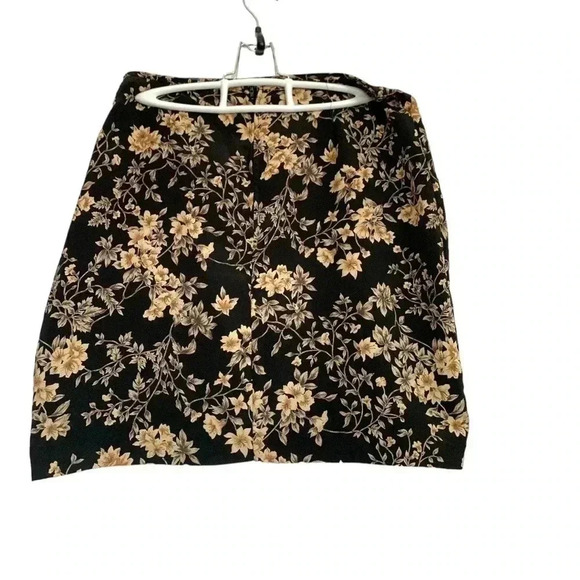 Takeout skirt, lightweight  with gold toned flowers on black - Picture 2 of 3